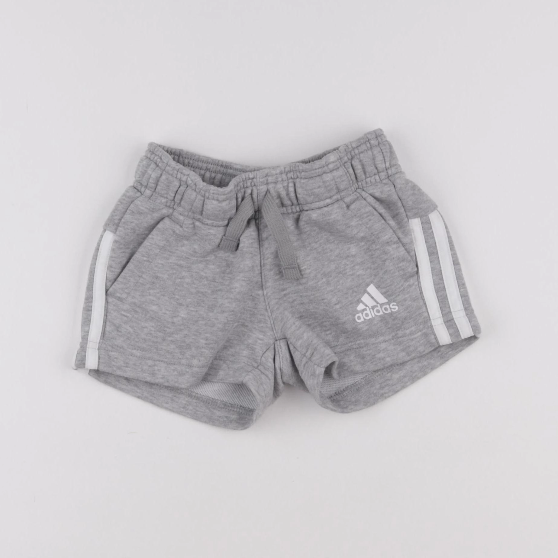 Adidas - short gris - 4/5 ans