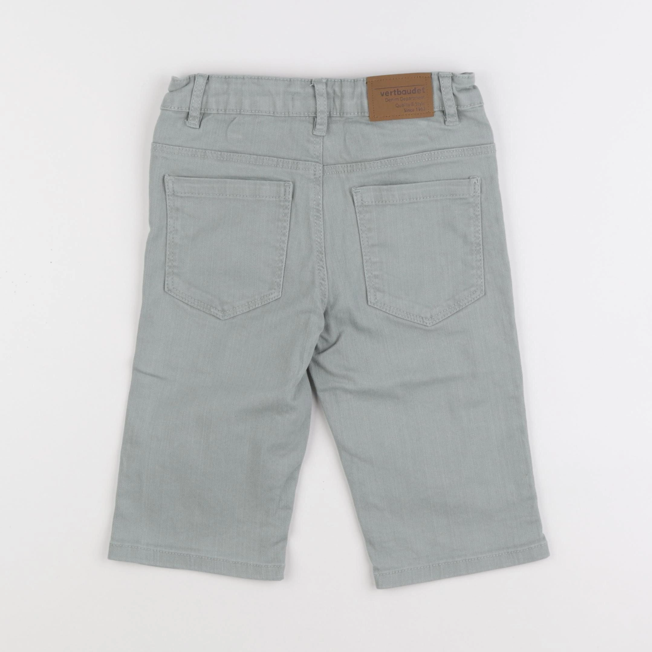 Vertbaudet - short vert - 8 ans