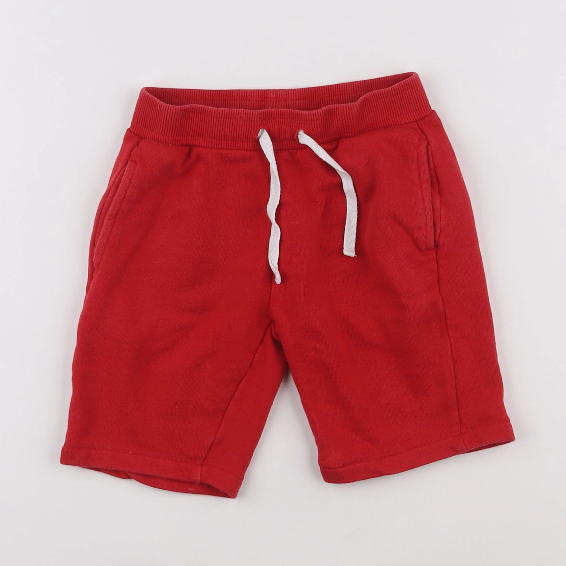 Vertbaudet - short rouge - 7 ans